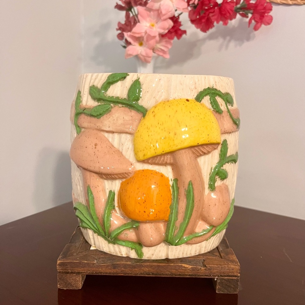 Vintage Arnel’s Mushroom Flat Back planter 🪴 or utensil holder • 1978 •